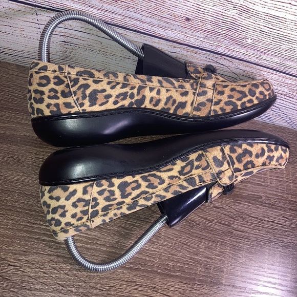 EUC Clarks Women's Ashland Tan Leopard Suede Size 7.5 - Picture 7 of 13
